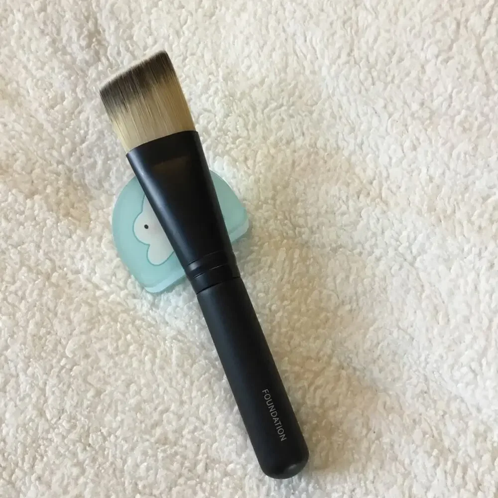 Le Métier de Beauté Flat Angled Foundation Brush